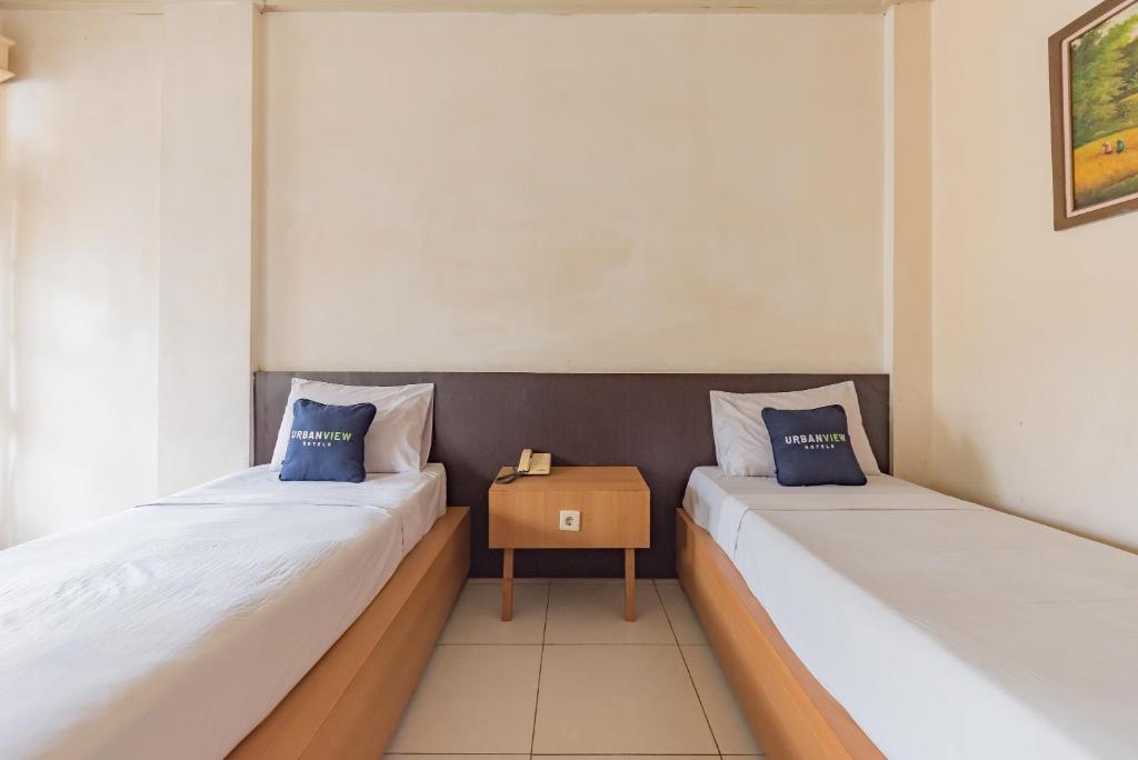 Postel nebo postele na pokoji v ubytování Urbanview Hotel Crown Tasikmalaya by RedDoorz
