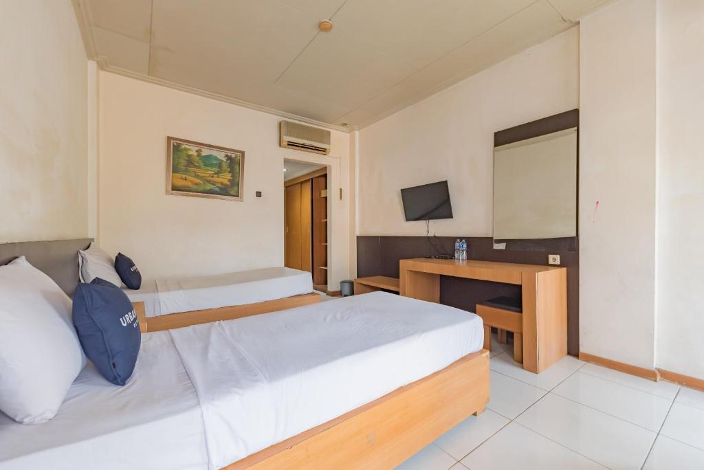TV a/nebo společenská místnost v ubytování Urbanview Hotel Crown Tasikmalaya by RedDoorz