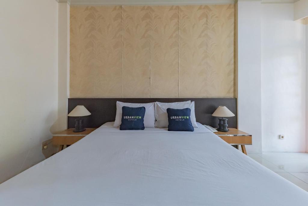 Postel nebo postele na pokoji v ubytování Urbanview Hotel Crown Tasikmalaya by RedDoorz