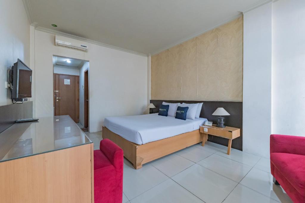 Postel nebo postele na pokoji v ubytování Urbanview Hotel Crown Tasikmalaya by RedDoorz