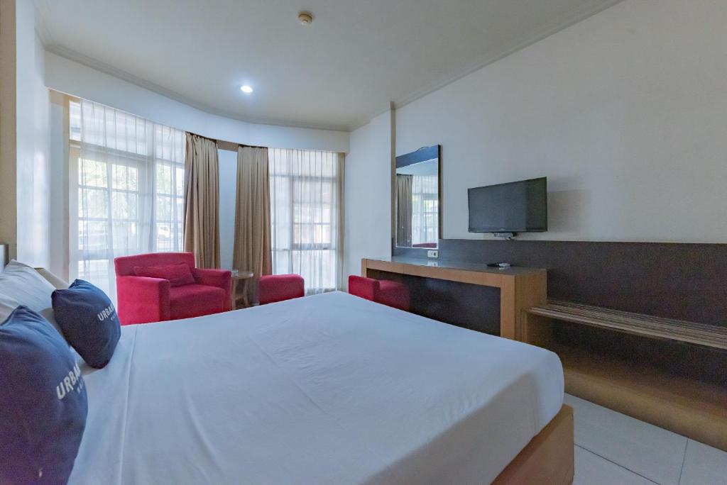 TV a/nebo společenská místnost v ubytování Urbanview Hotel Crown Tasikmalaya by RedDoorz