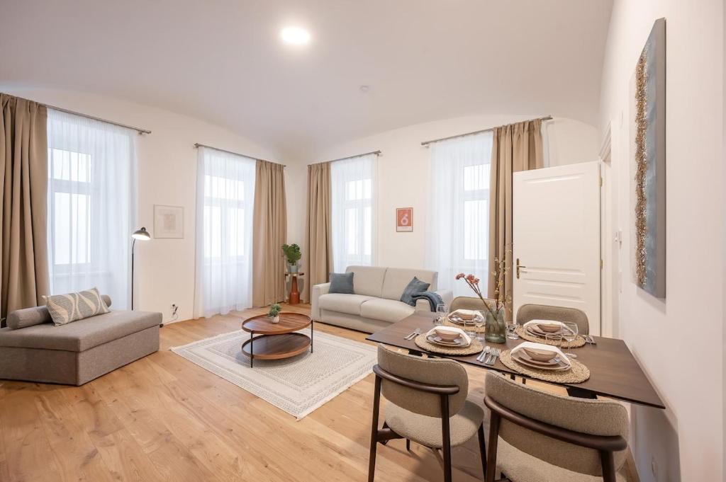 Hotel Apartment Majestic - with Aircondition!, a living room with a table and a couch at Apartment Majestic - with Aircondition! in Vienna