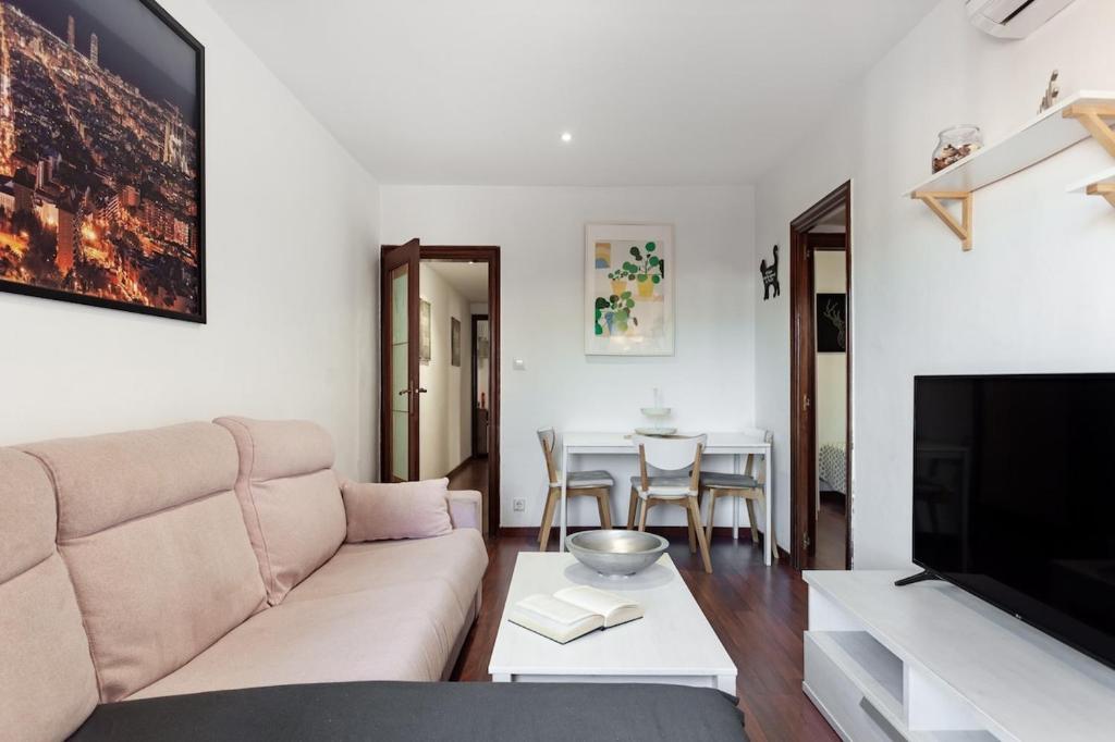 a living room with a couch and a table at Camp nou Apartamento in Hospitalet de Llobregat