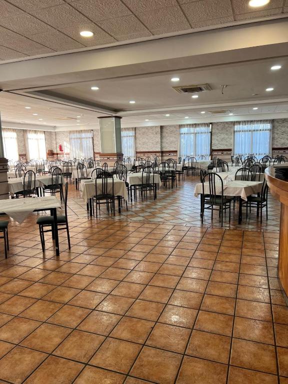 Reštaurácia alebo iné gastronomické zariadenie v ubytovaní Hotel Restaurante Dama de Baza