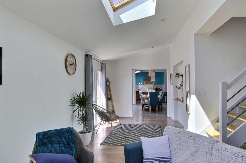 un salon avec un canapé et une table dans l'établissement So Chic Kerfily house with hot tub 8 people, à Loc-Maria-Plouzané