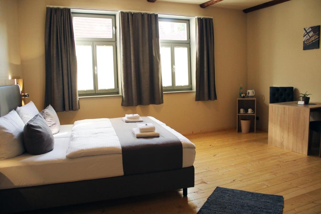 Postel nebo postele na pokoji v ubytování Hotel garni Tilia