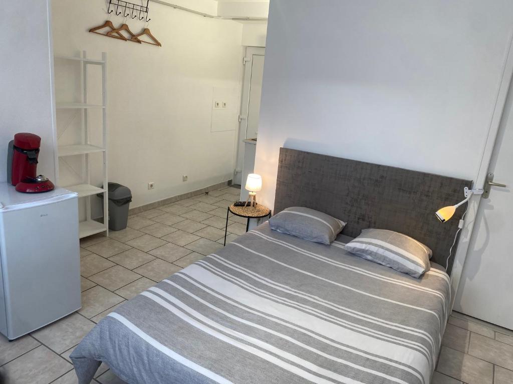 une chambre avec un grand lit dans une pièce dans l'établissement Gite Le Vouglans - Moirans en Montagne 2-4 personnes, à Moirans-en-Montagne