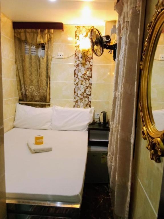 Łóżko lub łóżka w pokoju w obiekcie Golden Gate Guest House