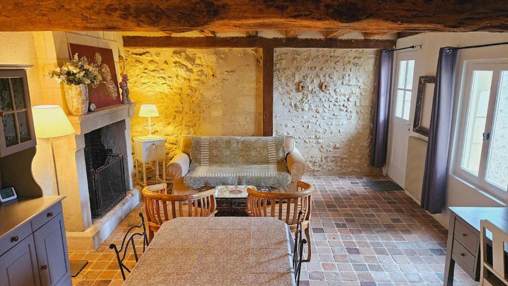 ein Wohnzimmer mit einer Couch und einem Tisch und Stühlen in der Unterkunft L'Olivier - Charm and elegance Loire Valley in Vouvray