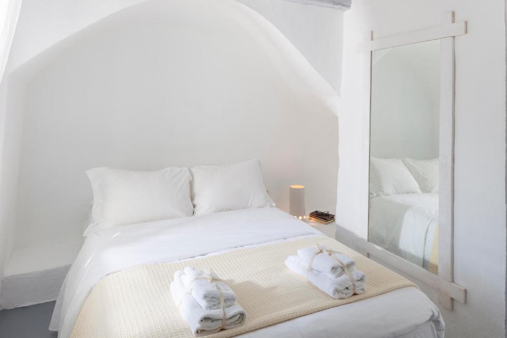 Postel nebo postele na pokoji v ubytování Coco-Mat Eco Residences Serifos