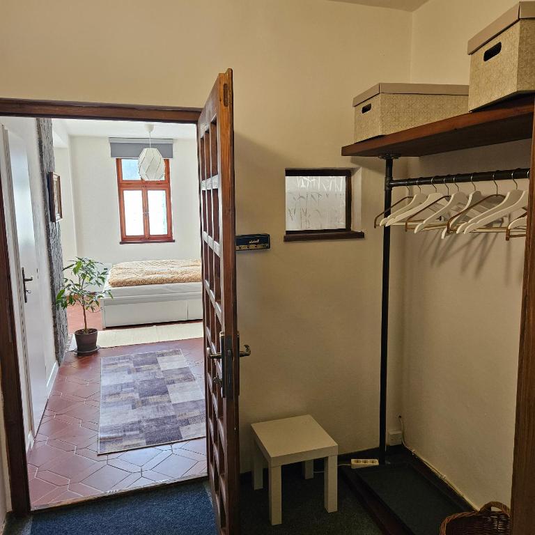 Palanda nebo palandy na pokoji v ubytování Apartment Salamander