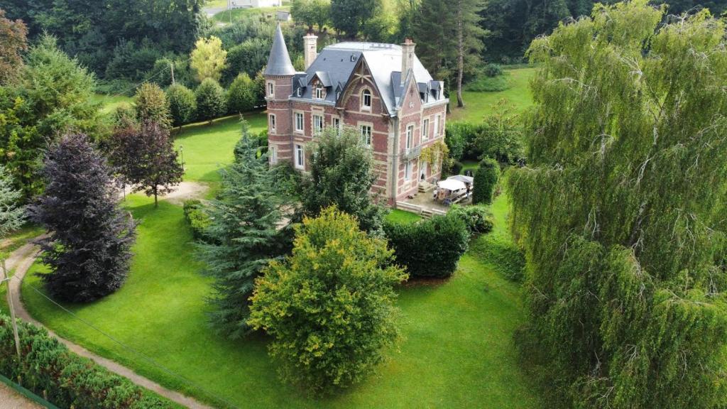une vue aérienne sur une grande maison sur une pelouse dans l'établissement Château de Branville, à Saint-Aubin-Epinay