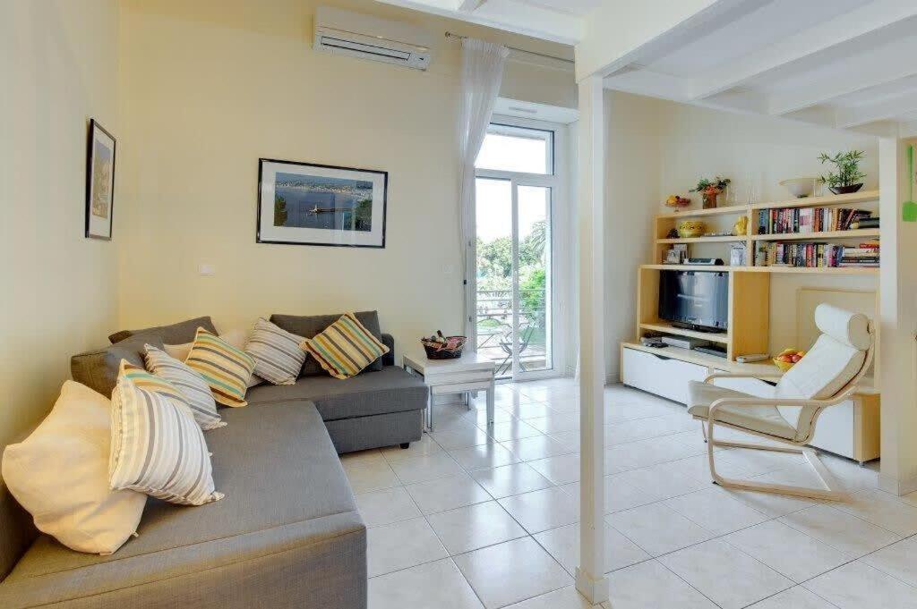 un salon avec un canapé et une télévision dans l'établissement AvenuedeSuede, à Nice