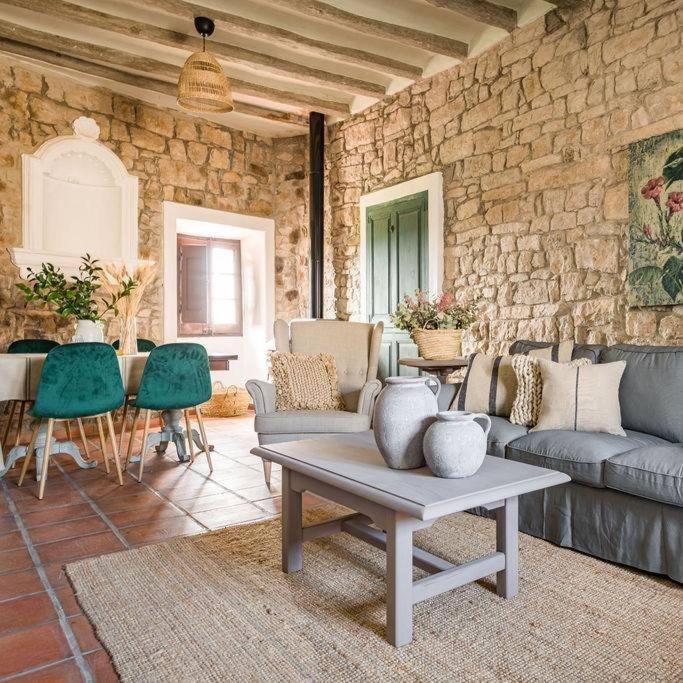 A seating area at Casa Pardal Coliving & Coworking