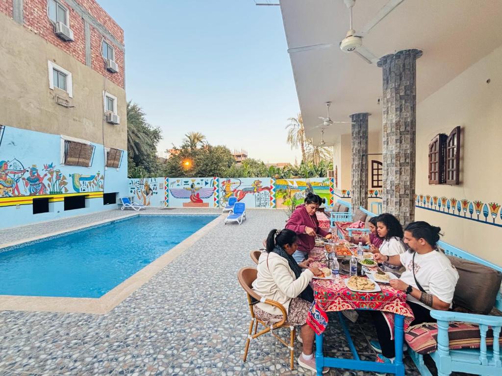 Bazén v ubytování Luxor View Hostel nebo v jeho okolí