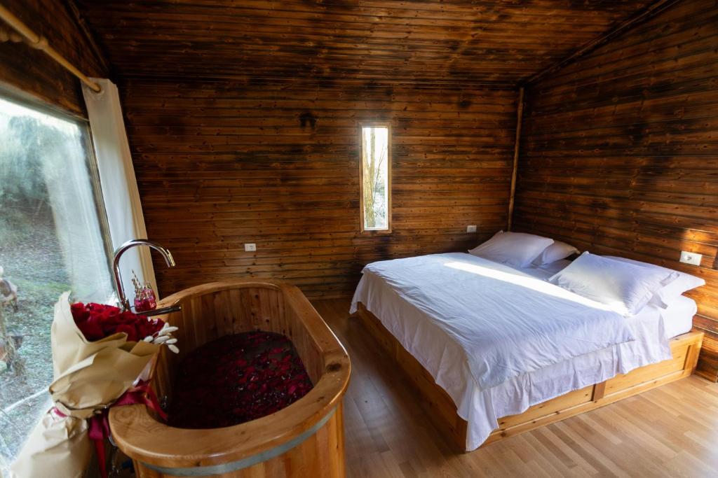 Postel nebo postele na pokoji v ubytování Kazerma e Cerenit