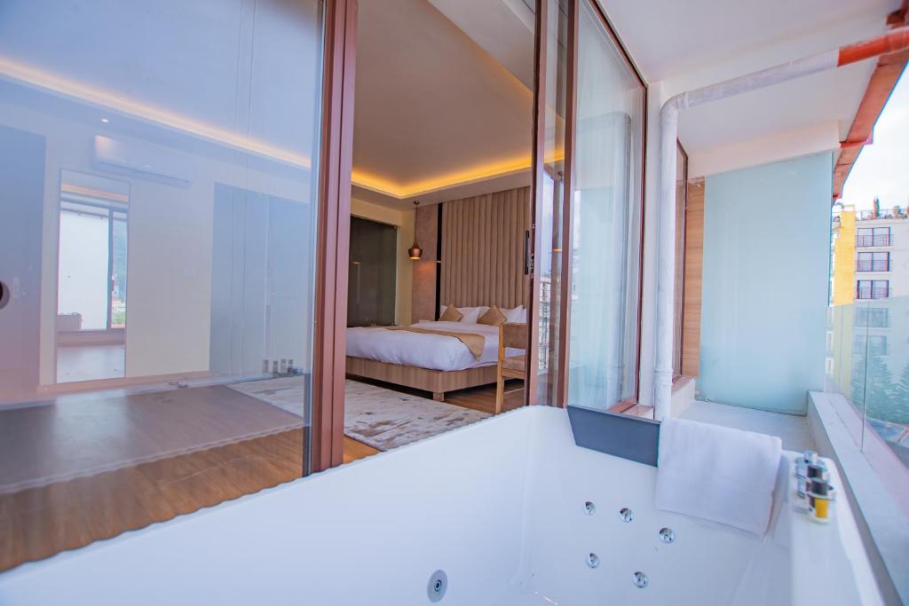Rúm í herbergi á Temple Himalaya Hotel & Spa