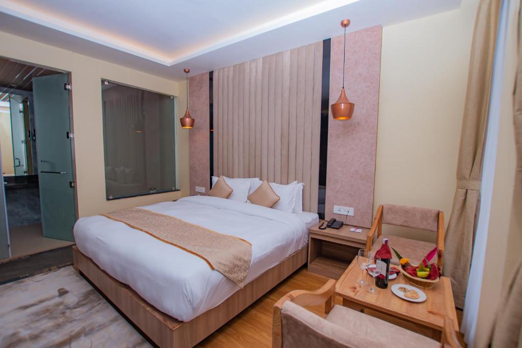 Rúm í herbergi á Temple Himalaya Hotel & Spa