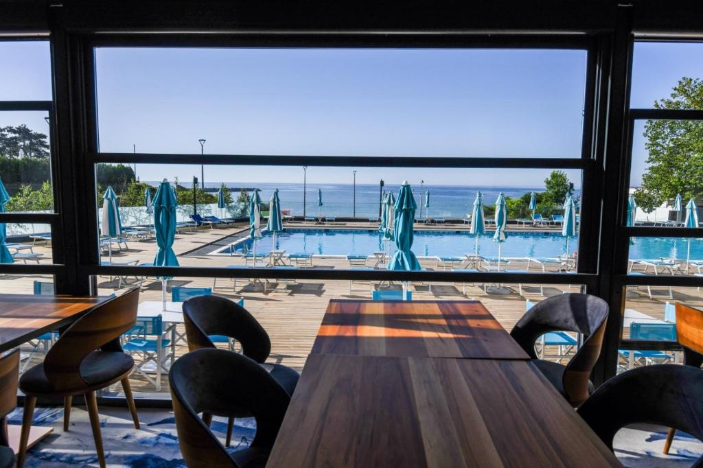 Bazén v ubytování HOTEL TOPAZ 4* CAP AURORA nebo v jeho okolí
