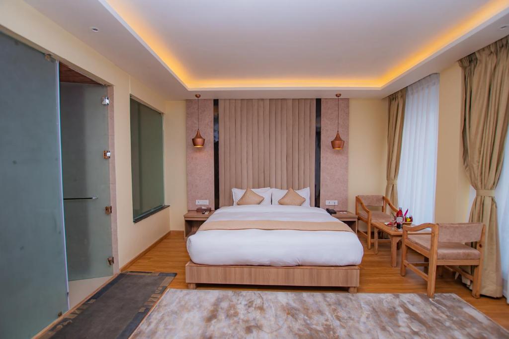 Rúm í herbergi á Temple Himalaya Hotel & Spa