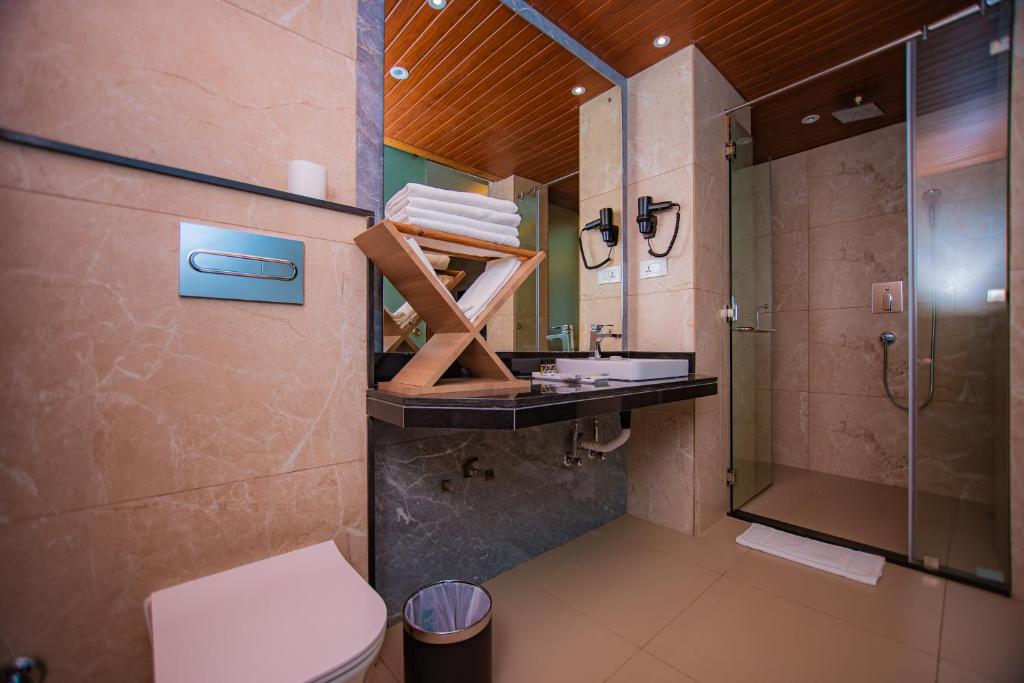 Baðherbergi á Temple Himalaya Hotel & Spa
