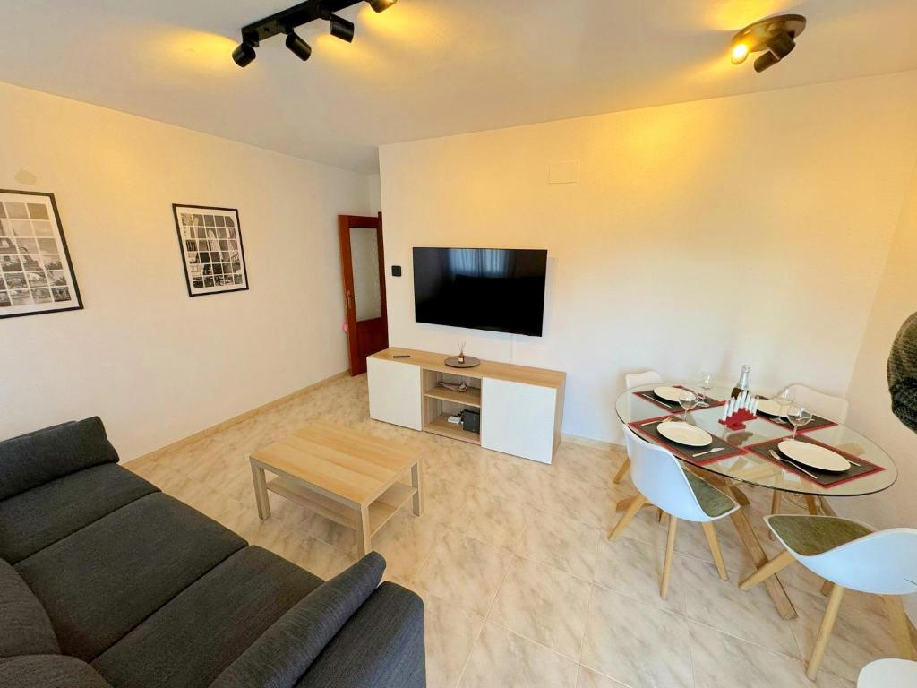 Televízia a/alebo spoločenská miestnosť v ubytovaní Apartamento Costa Brava 22