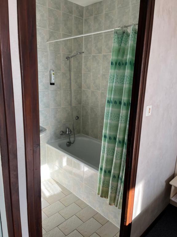 Relais de Frejeroques - Habitación Triple Con Vistas A La Piscina