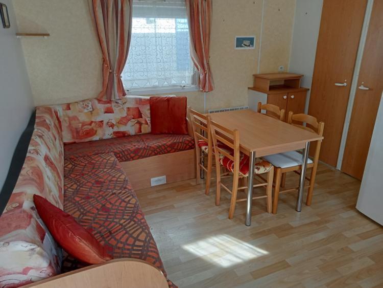 Een zitgedeelte bij Camping Baroudeurs