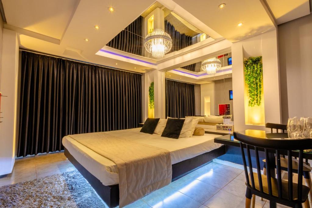 a bedroom with a large bed in a room at Motel Paradiso - Panambi-RS in Tabapira