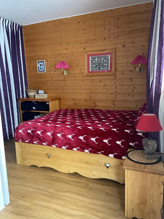 Posteľ alebo postele v izbe v ubytovaní Pied des Pistes, 2 pièces, 6pers, Piscine et Sauna