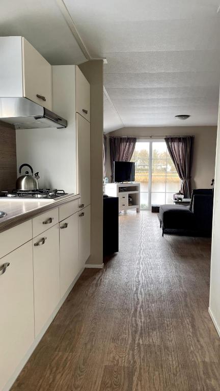 Kuchyň nebo kuchyňský kout v ubytování Chalet Makkum C99B met prive gelegen tuin aan het water