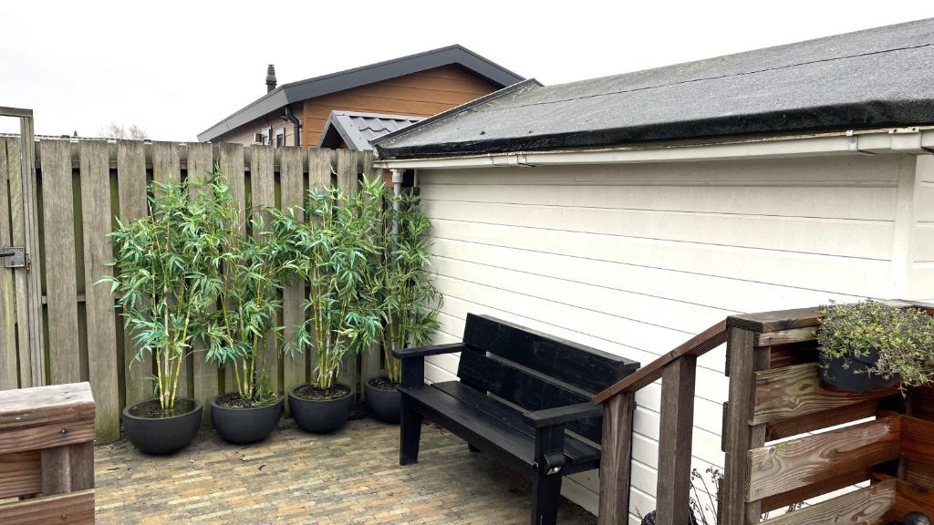 Zahrada ubytování Chalet Makkum C99B met prive gelegen tuin aan het water