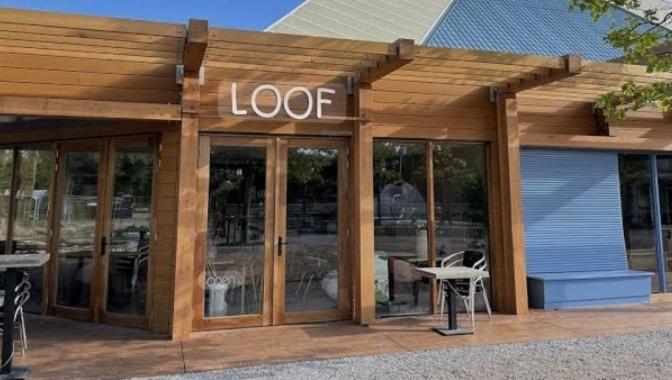Restaurace v ubytování Chalet Makkum C99B met prive gelegen tuin aan het water