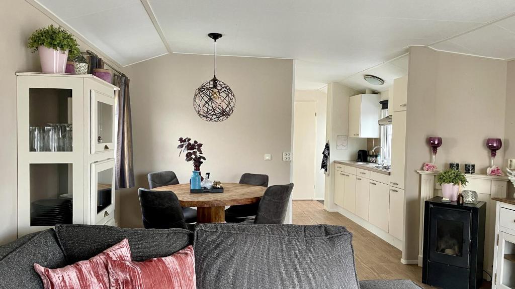 Kuchyň nebo kuchyňský kout v ubytování Chalet Makkum C99B met prive gelegen tuin aan het water