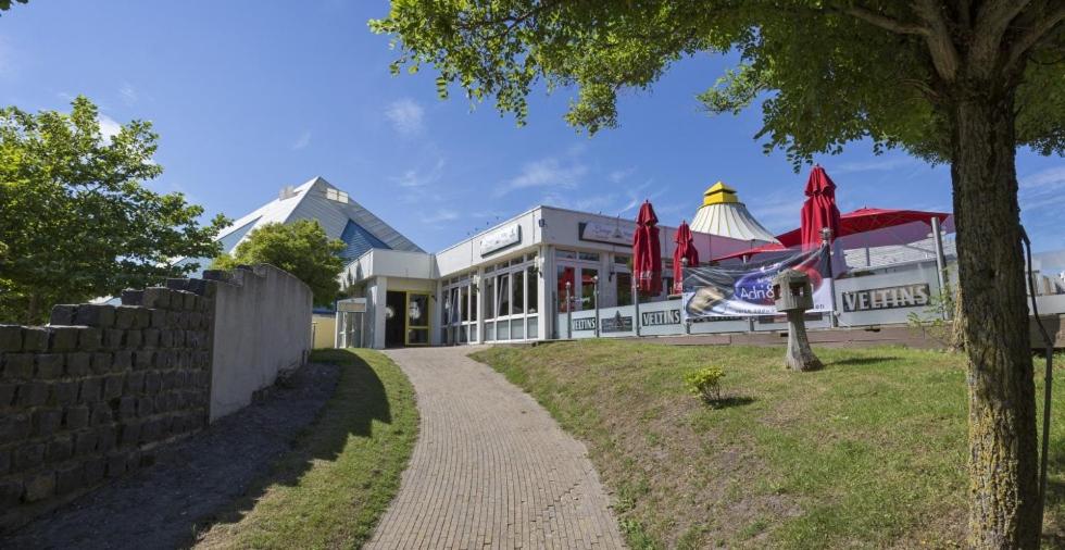 Fotografie z fotogalerie ubytování Chalet Makkum C99B met prive gelegen tuin aan het water v destinaci Makkum