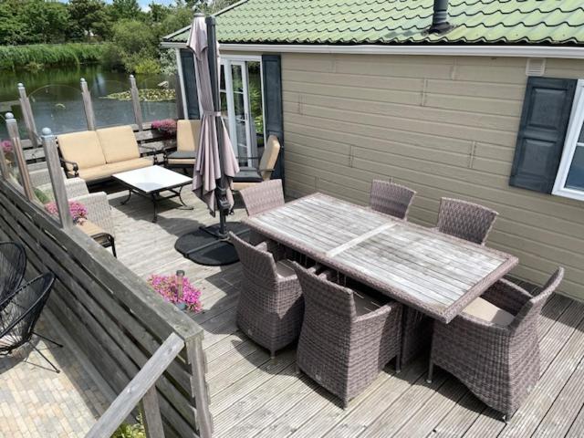 Balkón nebo terasa v ubytování Chalet Makkum C99B met prive gelegen tuin aan het water