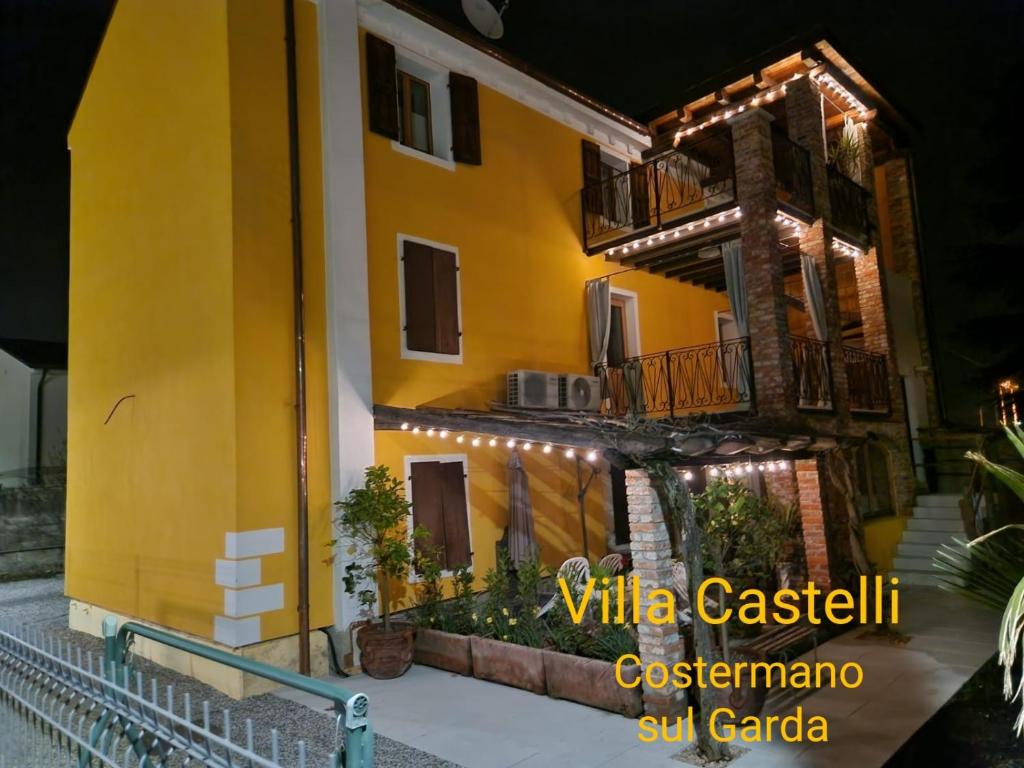 Villa Castelli في كوسترمانو: مبنى أصفر مع أضواء على جانبه