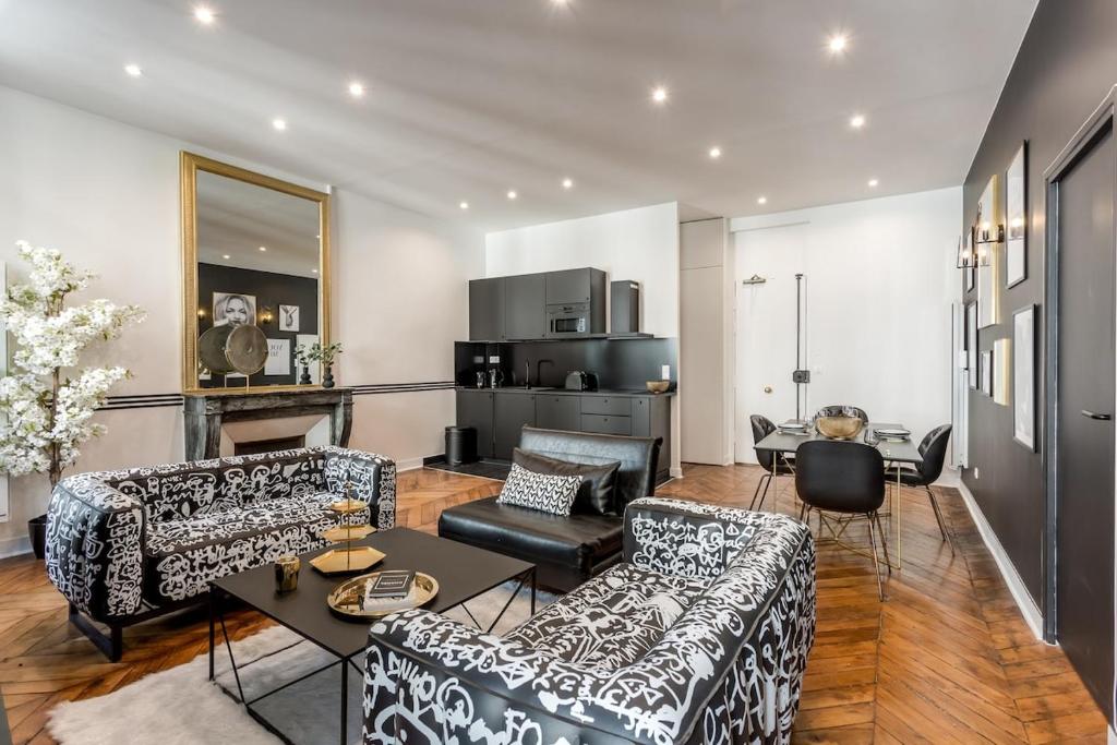 un salon avec deux canapés et une table dans l'établissement V2D Vivid Elegance near Palais Royal 4P, à Paris