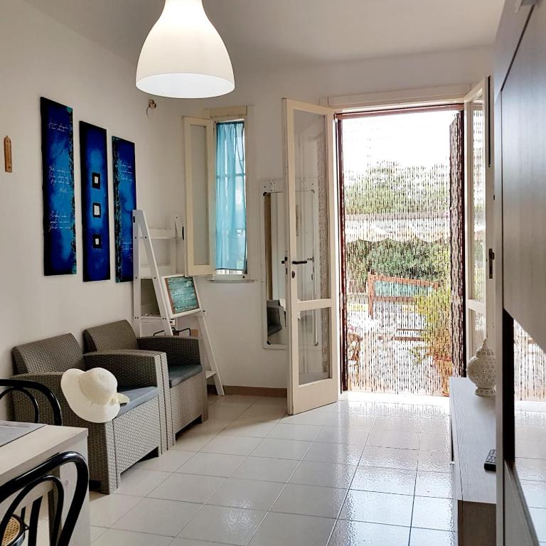 ein Wohnzimmer mit Sofa und Tisch in der Unterkunft Sirleo house in Torre dell'Orso