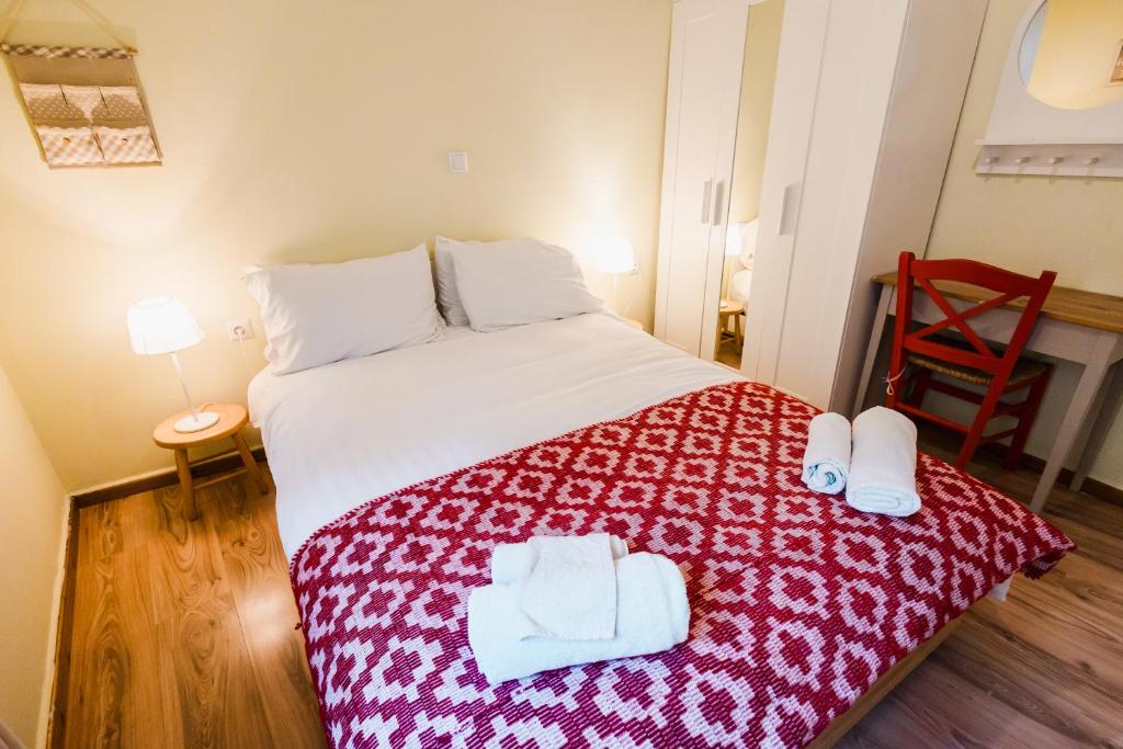 Postel nebo postele na pokoji v ubytování Cozy Place Near Acropolis!