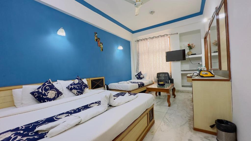 Kuchyň nebo kuchyňský kout v ubytování Hotel Indore Palace - Feel at Home- Walking distance from Saibaba Temple