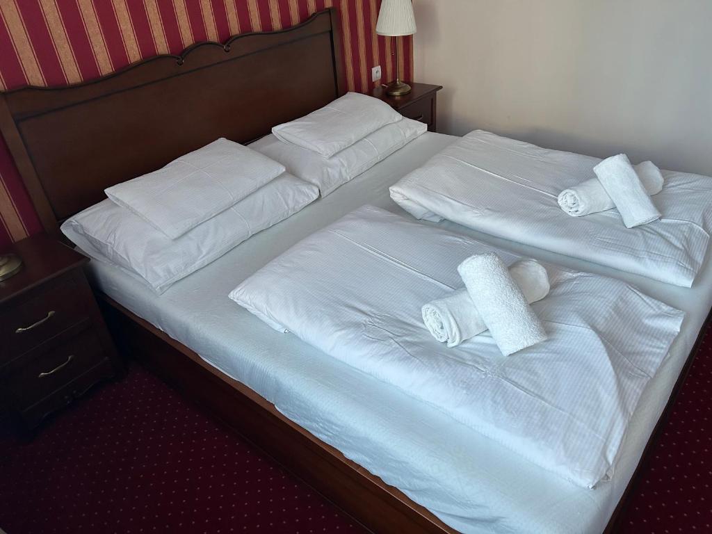Postel nebo postele na pokoji v ubytování Zámocká koruna u Hoffera