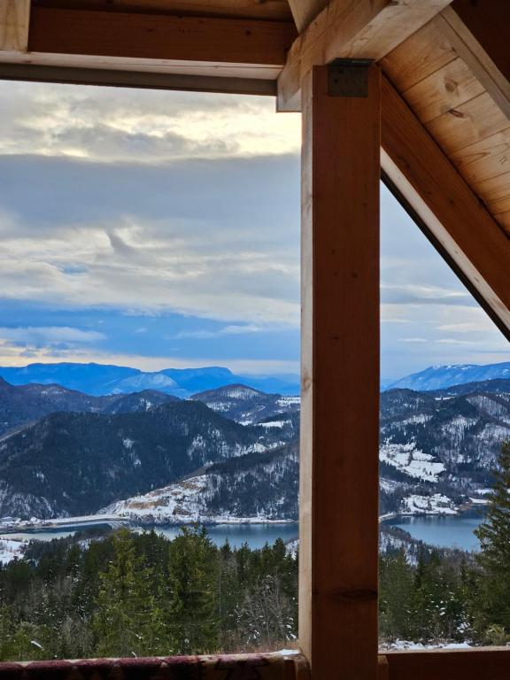 Sekulić にあるBrvnara “Vidik Breg”の湖を望むキャビン内の窓
