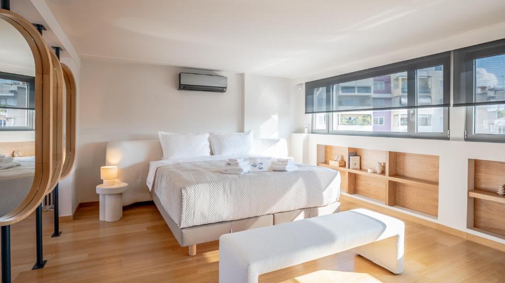 Postel nebo postele na pokoji v ubytování Apeiron Athena Residences