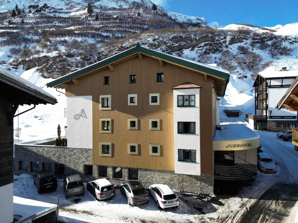 Nespecifikovaný výhled na hory nebo výhled na hory při pohledu z hotelu