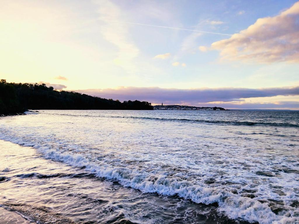 a view of the beach at sunset at Casa Escuela in Plougastel-Daoulas