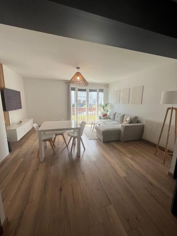 un salon avec une table et un canapé dans l'établissement 