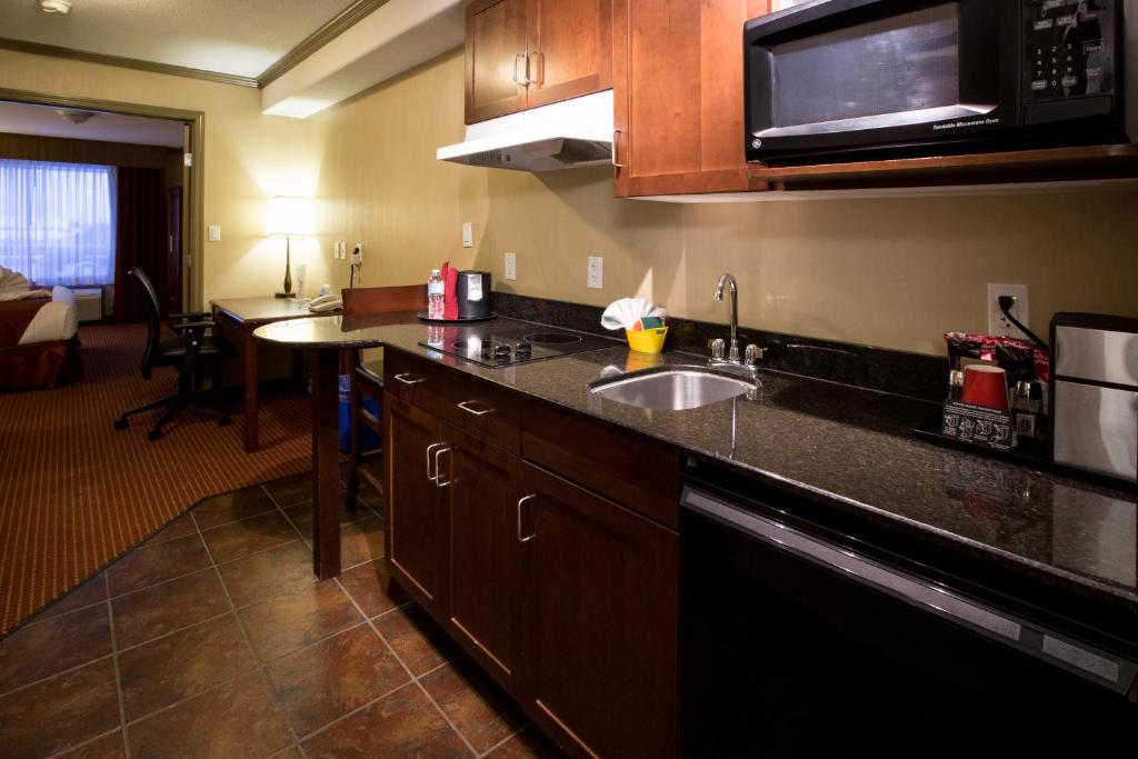 Kuchyň nebo kuchyňský kout v ubytování Merit Hotel & Suites