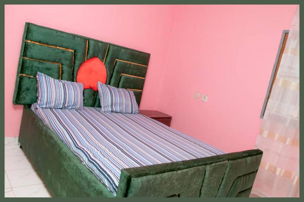 Postel nebo postele na pokoji v ubytování Bafoussam derrière Stade municipal Bamendzi