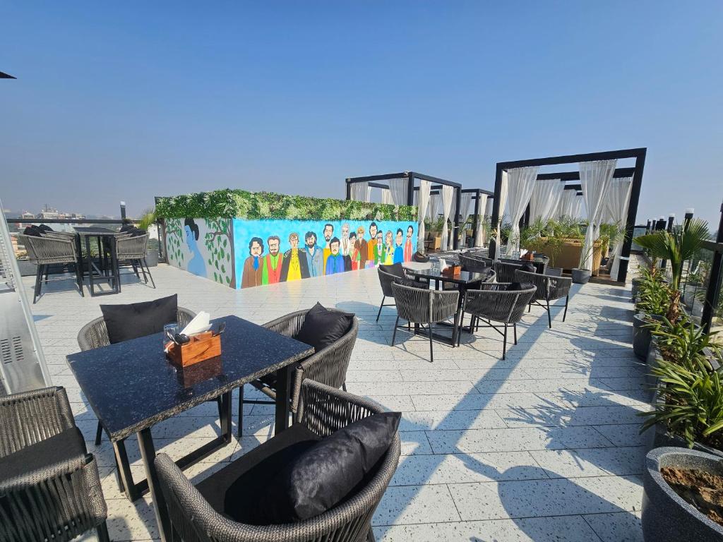 Bazén v ubytování Hotel Alwar Royals nebo v jeho okolí